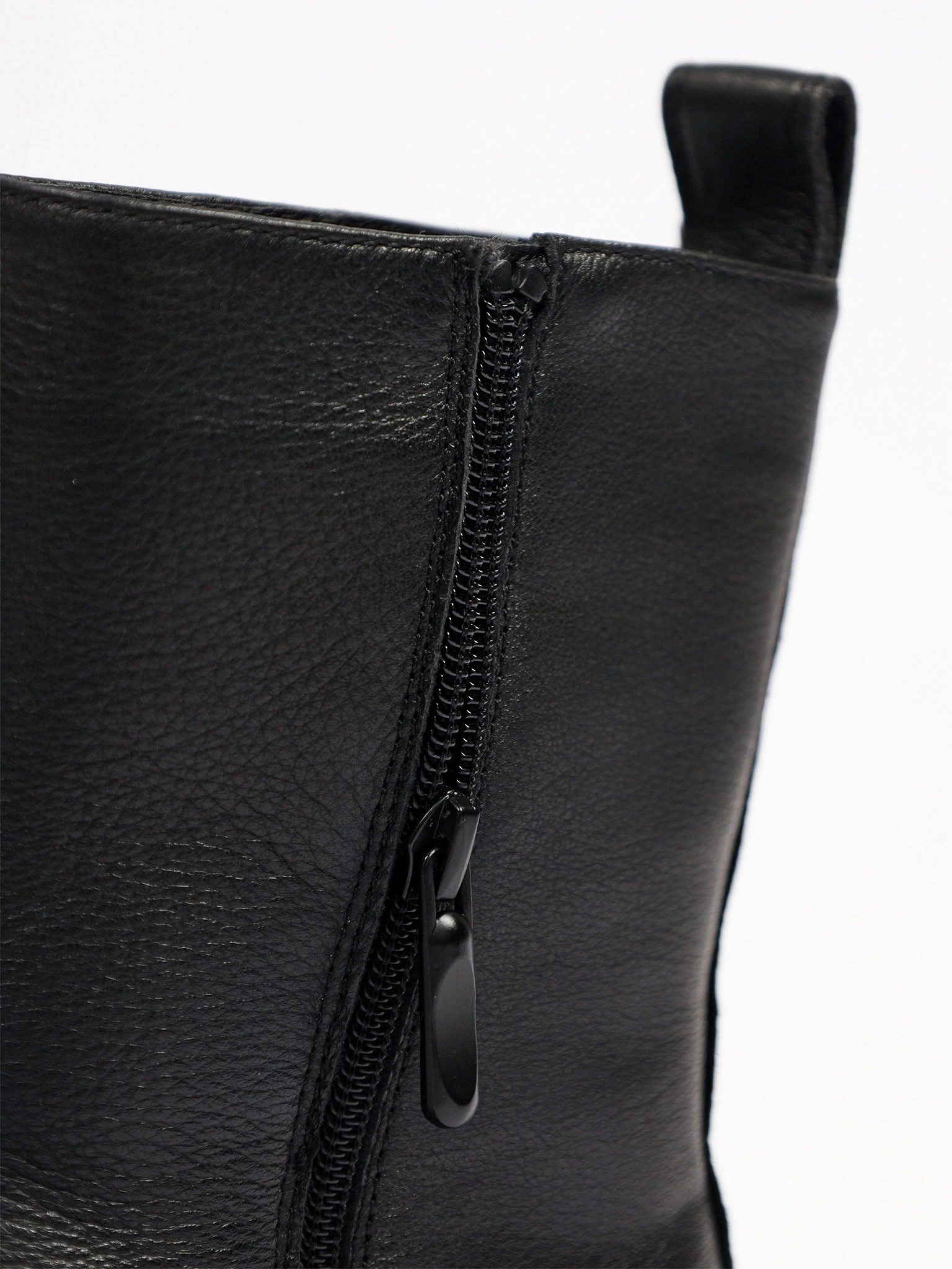 Ботинки черного цвета на среднем широком каблуке